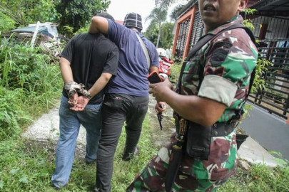 escaped prisoners returned to overcrowded indonesia jail