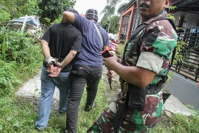 an indonesian soldier guards as a plainclothes policeman c detains a prisoner who escaped from the sialang bungkuk jail in pekanbaru on indonesia 039 s sumatra island may 5 2017 photo reuters an indonesian soldier guards as a plainclothes policeman c detains a prisoner who escaped from the sialang bungkuk jail in pekanbaru on indonesia 039 s sumatra island may 5 2017 photo reuters