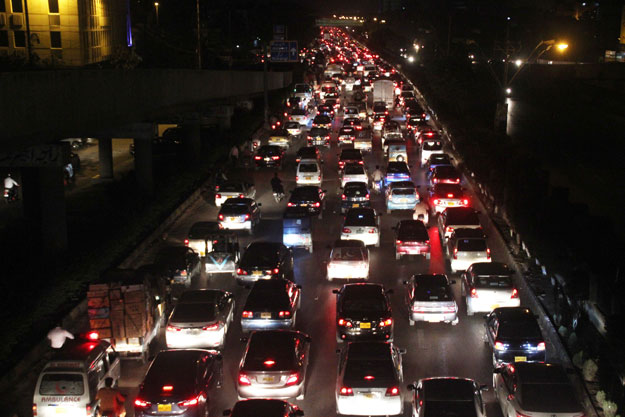 traffic gridlock on shahrah e faisal karachi photo express