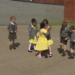 classmates reaction to british schoolgirl s new prosthetic leg will melt your heart classmates reaction to british schoolgirl s new prosthetic leg will melt your heart