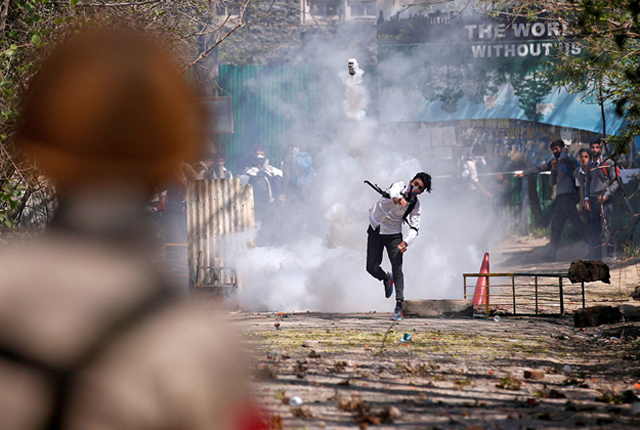 clashes erupt in srinagar kashmir as hundreds of college students took to the streets to protest a police raid on their school in southern pulwama town photo reuters