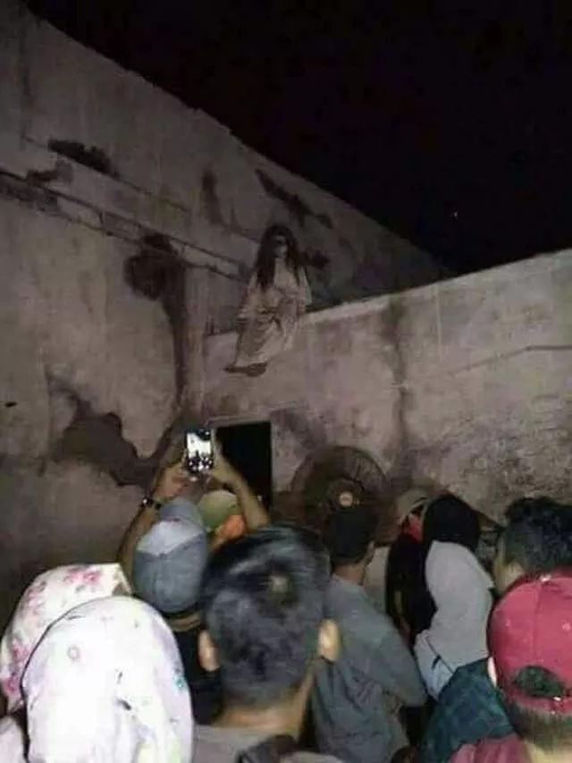 the picture shows the 039 witch 039 surrounded by a crowd staring in awe and taking pictures rather than running for their lives photo courtesy facebook the picture shows the 039 witch 039 surrounded by a crowd staring in awe and taking pictures rather than running for their lives photo courtesy facebook