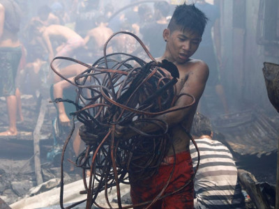 looters cause chaos at deadly philippine fire
