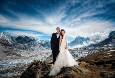 this couple got married on mount everest and the pictures are breathtaking this couple got married on mount everest and the pictures are breathtaking