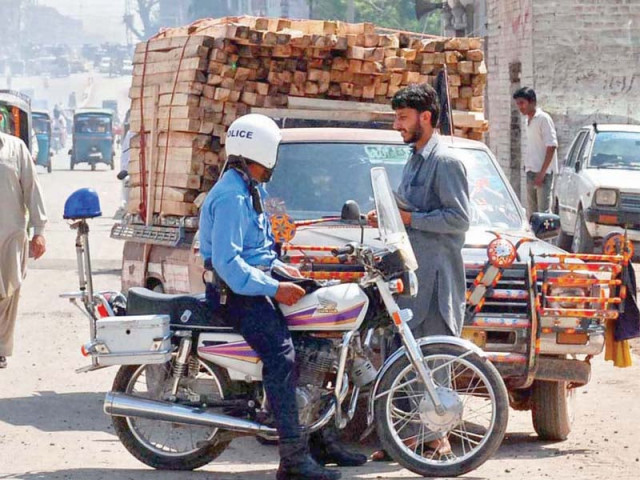 senior traffic police officials warned driving schools to register themselves or face closure photo express senior traffic police officials warned driving schools to register themselves or face closure photo express