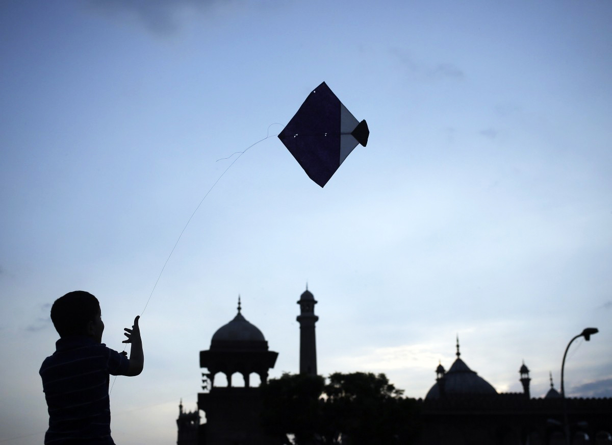 Kite string injures two bikers - Vimarsana News