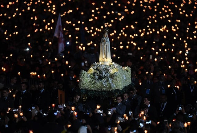 faithful carry the statue of our lady of fatima at the portuguese site fatima photo afp