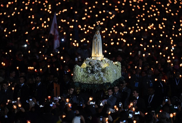 faithful carry the statue of our lady of fatima at the portuguese site fatima photo afp