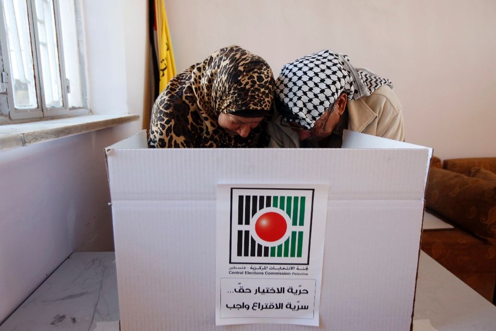west bank votes in polls underlining palestinian split