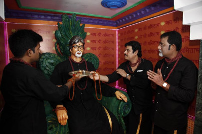 life size statue of amitabh bachchan installed at temple in kolkata