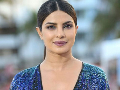 priyanka sported the mermaid look at baywatch premiere and failed miserably priyanka sported the mermaid look at baywatch premiere and failed miserably