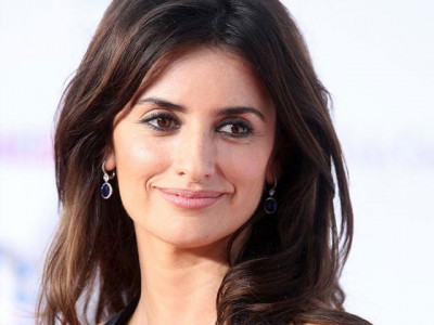penelope cruz turns blonde for versace role penelope cruz turns blonde for versace role
