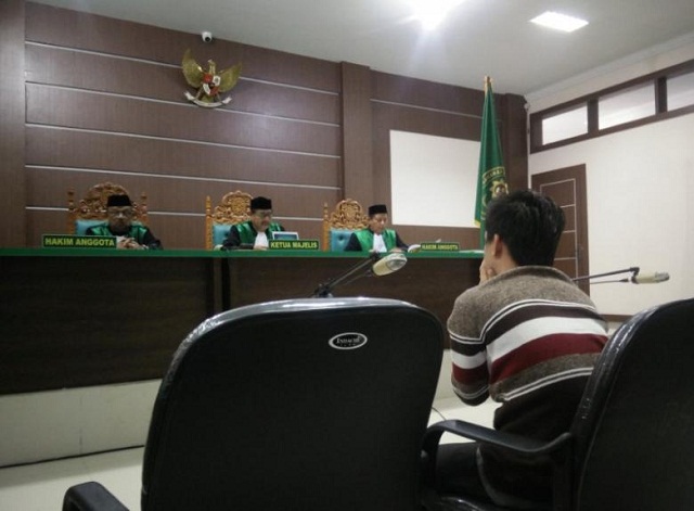 an indonesian man sits in an islamic court one of the two men sentenced to 85 lashes of the cane for having sex together in banda aceh aceh province indonesia on may 17 2017 photo reuters