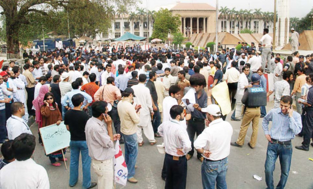 young doctors protesting in front of the punjab assembly photos express young doctors protesting in front of the punjab assembly photos express