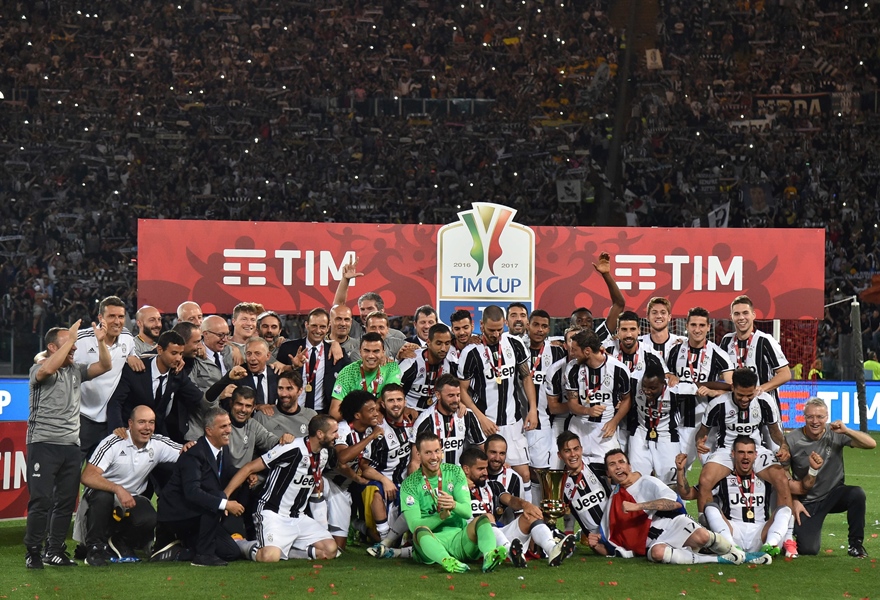 juventus 039 players pose with the trophy after winning the italian tim cup final on may 17 2017 at the olympic stadium in rome photo afp