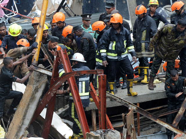 sri lankan firemen and rescue workers look for survivors after a seven story building collapsed during construction in colombo on may 18 2017 photo afp
