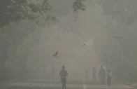 a man jogs as he participates in a marathon while the sky is enveloped with smog after delhi s air quality was classified as hazardous amidst severe air pollution in new delhi india on november 14 2024 photo reuters