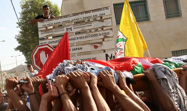 mourners carry the body of 23 year old palestinian muataz bani shemsay who according to palestinian security forces was killed by an israeli settler during clashes near nablus during his funeral procession in the west bank village of beimourners carry the body of 23 year old palestinian muataz bani shemsay who according to palestinian security forces was killed by an israeli settler during clashes near nablus during his funeral procession in the west bank village of beita on may 18 2017 ta on may 18 2017 photo afp