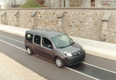 qualcomm shows off wireless charging for electric vehicles