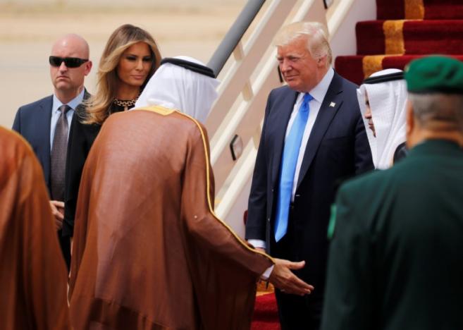 saudi arabia 039 s king salman bin abdulaziz al saud welcomes us president donald trump and first lady melania trump during a reception ceremony in riyadh saudi arabia may 20 2017 photo reuters