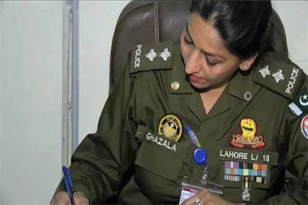 sub inspector ghazala sharif is now the sho of the rang mahal police station in lahore photo twitter sub inspector ghazala sharif is now the sho of the rang mahal police station in lahore photo twitter