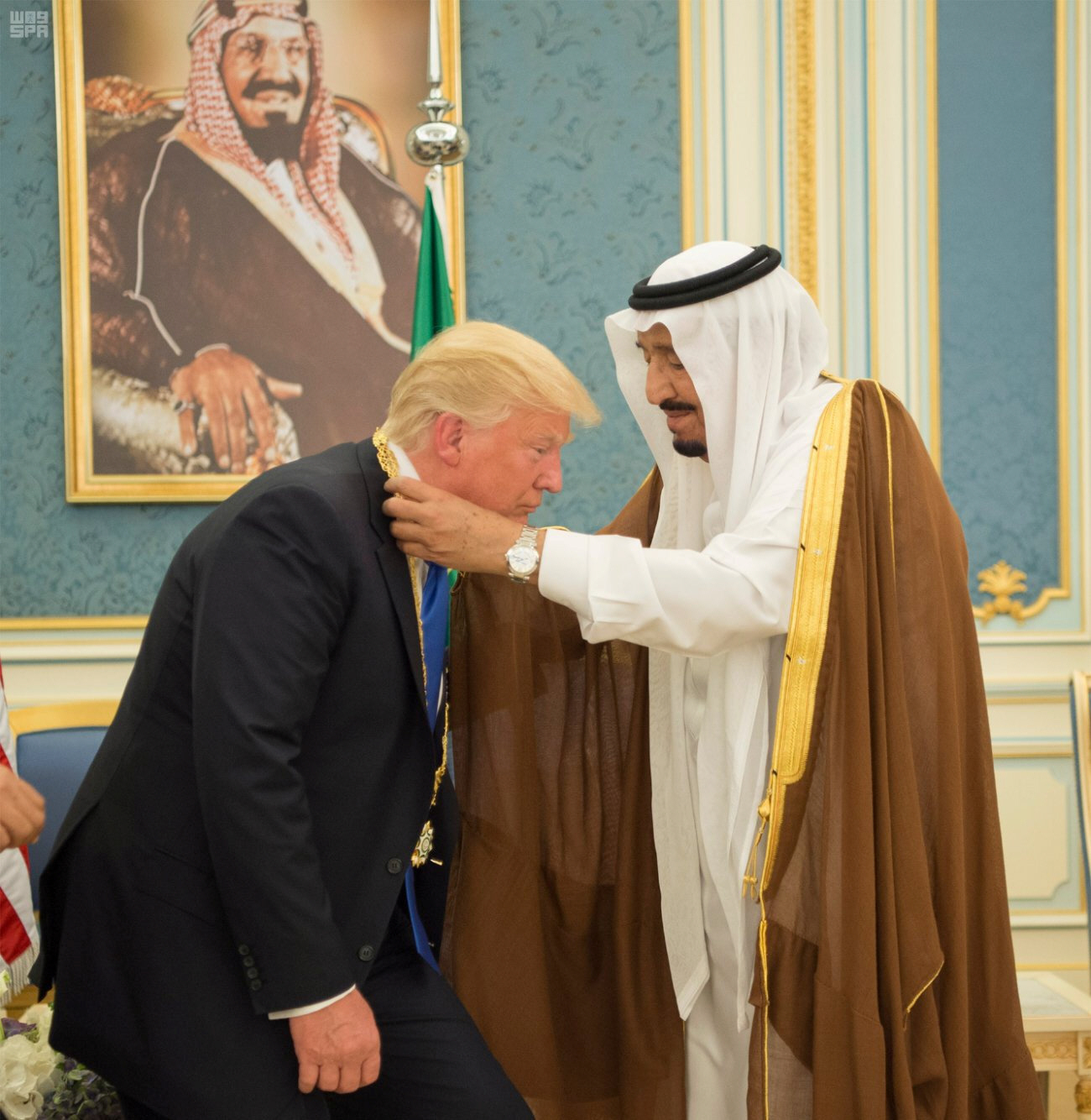 saudi arabia 039 s king salman bin abdulaziz al saud r presents u s president donald trump c with the collar of abdulaziz al saud medal at the royal court in riyadh saudi arabia may 20 2017 photo reuters