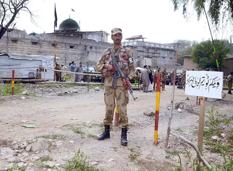 a pakistan army soldier stands guard in khyber agency photo app a pakistan army soldier stands guard in khyber agency photo app