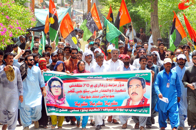 workers of ppp sb stage protest in larkana on sunday against the stoppage of water supply to clifton 70 the residence of ppp founder zulfikar ali bhutto photo ppi