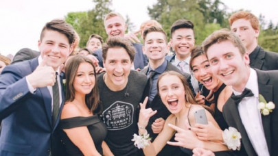 justin trudeau photobombs vancouver students pre prom picture