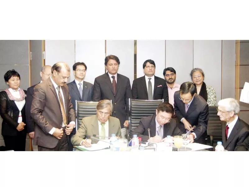 phec chairperson dr nizamuddin and culture and education department director lei zhengang signing the mou photo express phec chairperson dr nizamuddin and culture and education department director lei zhengang signing the mou photo express