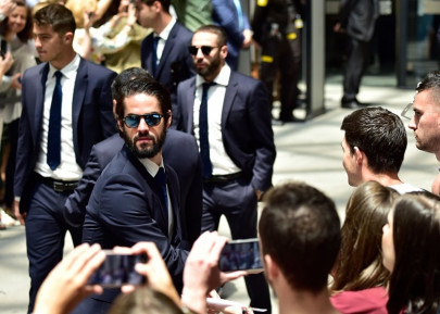 i am staying says real madrid s isco