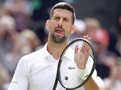 djokovic gets free pass to wimbledon semis