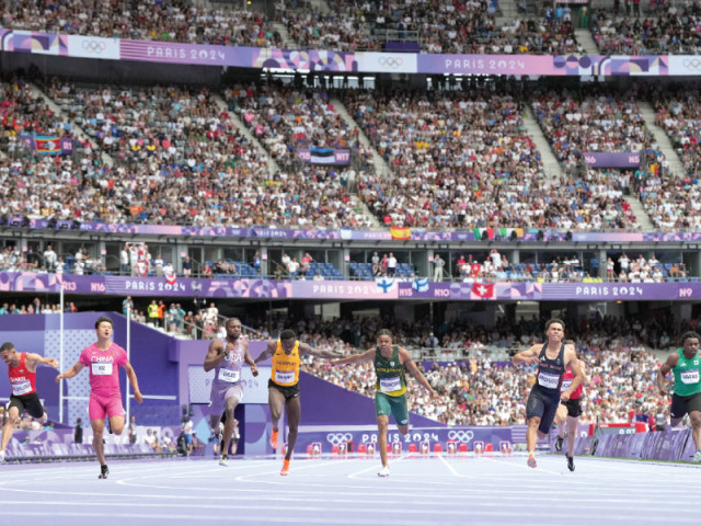 noah lyles of united states and louie hinchliffe of britain cross the finish line in heat number three at stade de france on saturday photo reuters noah lyles of united states and louie hinchliffe of britain cross the finish line in heat number three at stade de france on saturday photo reuters