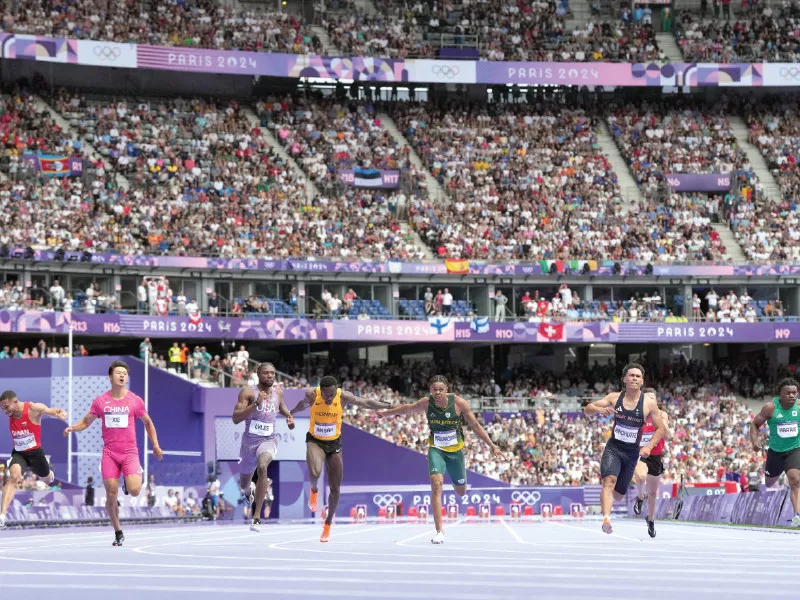 noah lyles of united states and louie hinchliffe of britain cross the finish line in heat number three at stade de france on saturday photo reuters noah lyles of united states and louie hinchliffe of britain cross the finish line in heat number three at stade de france on saturday photo reuters
