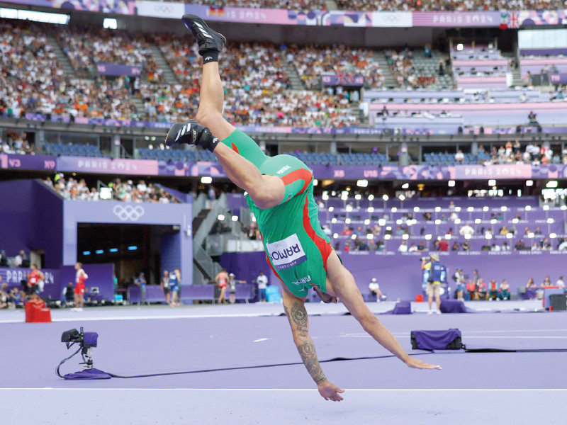 an athlete falls after throwing javelin during men s javelin throw qualification round at stade de france saint denis france photo reuters