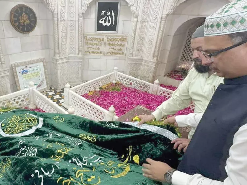 charge d affaires saad ahmad warraich lays a traditional chador at the shrine of hazrat mujadid alf sani ra at sirhind sharif photo express charge d affaires saad ahmad warraich lays a traditional chador at the shrine of hazrat mujadid alf sani ra at sirhind sharif photo express
