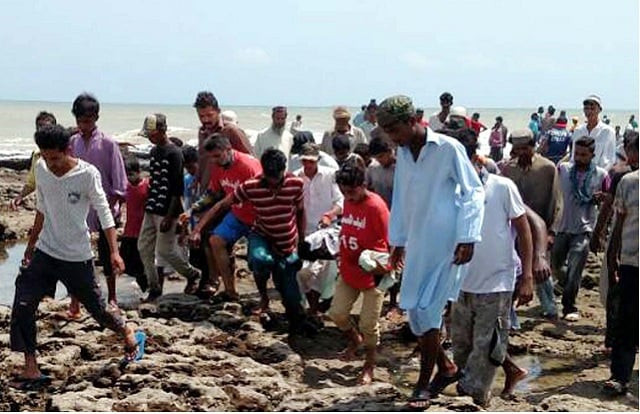 rescue workers retrieve the bodies of the picnickers who drowned at the hawkes bay beach photo ppi