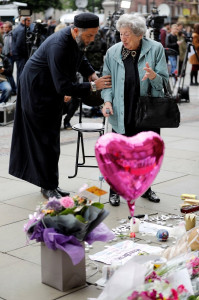 muslim man jewish woman pray together at tribute to manchester attack victims muslim man jewish woman pray together at tribute to manchester attack victims