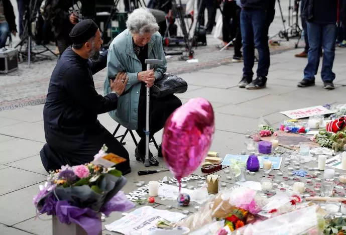 a muslim man named sadiq patel comforts a jewish woman named renee rachel black next to floral tributes in albert square in manchester britain may 24 2017 photo reuters a muslim man named sadiq patel comforts a jewish woman named renee rachel black next to floral tributes in albert square in manchester britain may 24 2017 photo reuters