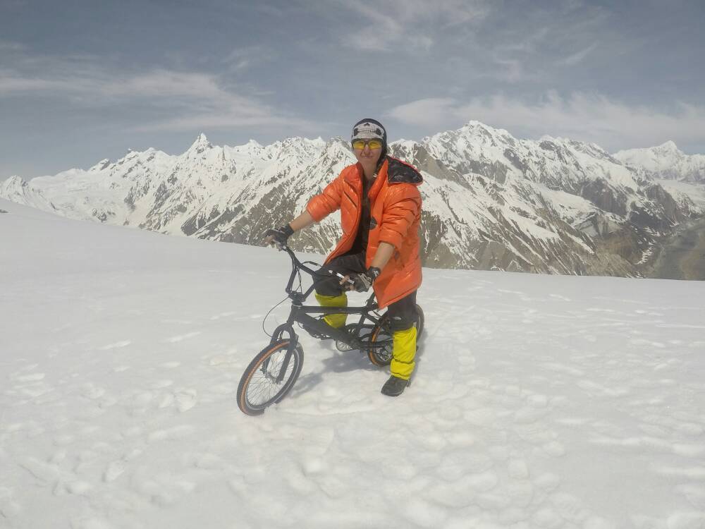 daredevil extraordinaire the 26 year old recently summited a 6240 meter high virgin peak in arandu near skardu in gilgit baltistan and to top it off she rode her bicycle at the summit photo courtesy samar khan