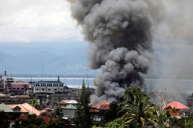 smoke rises in the residential neighbourhood of marawi city as fighting rages between government soldiers and the maute militant group in southern philippines may 27 2017 photo reuters