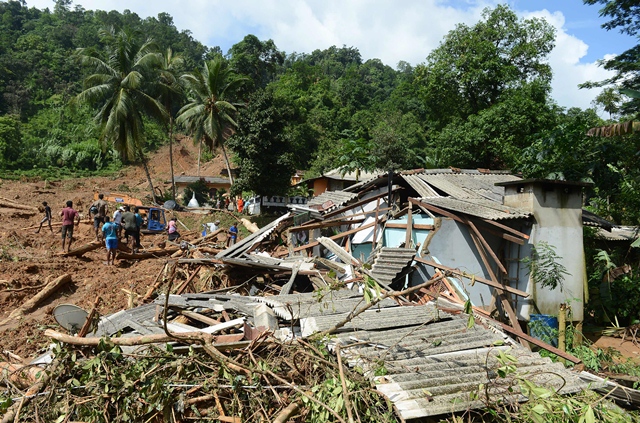 military rescue workers and villagers search for survivors at the site of a landslide in athweltota village in kalutara on may 28 2017 photo afp