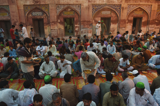pakistani muslim distribute iftar foods before breaking their fast on the first day of the holy month of ramadan in lahore on may 28 photo afp