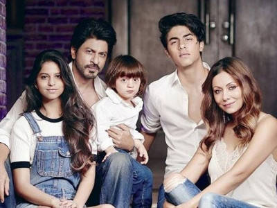 abram looks cute as a button in this new picture with suhana khan abram looks cute as a button in this new picture with suhana khan