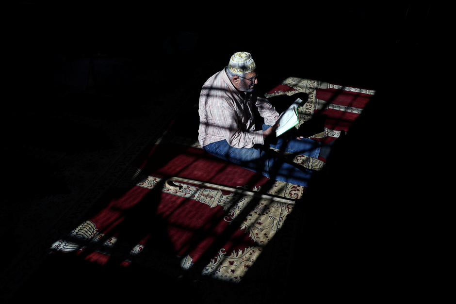 a palestinian man reads the quran in al aqsa mosque on the compound known to muslims as al haram al sharif and to jews as temple mount in jerusalem 039 s old city during the holy month of ramadan photo reuters