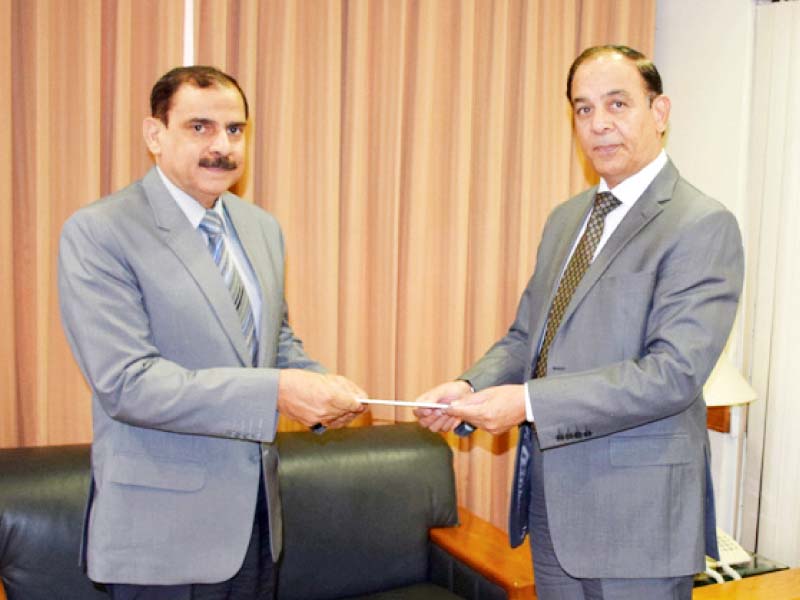 nab chairman qamar zaman chaudhry hands over cheque to air marshal retd jamshaid khan photo express