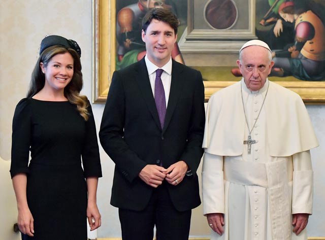 pope francis r poses for photographs along with canadian prime minister justin trudeau and his wife sophie gregoire trudeau at the end of a private audience at the vatican on may 29 2017 photo afp