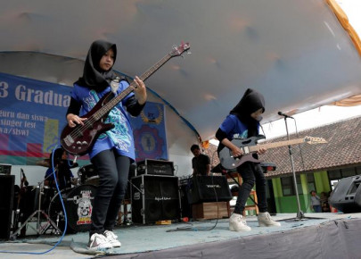hijab wearing muslim metal group challenges stereotypes hijab wearing muslim metal group challenges stereotypes