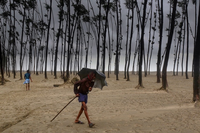 a bangladeshi villager evacuates to a cyclone shelter on the coast in cox 039 s bazar district on may 30 2017 photo afp