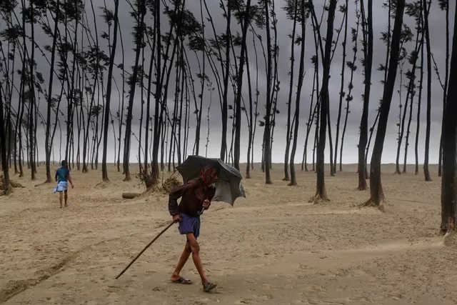 a bangladeshi villager evacuates to a cyclone shelter on the coast in cox 039 s bazar district on may 30 2017 photo afp a bangladeshi villager evacuates to a cyclone shelter on the coast in cox 039 s bazar district on may 30 2017 photo afp